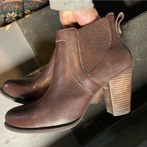 Ugg Carberry brown leather ankle boots size 9.5